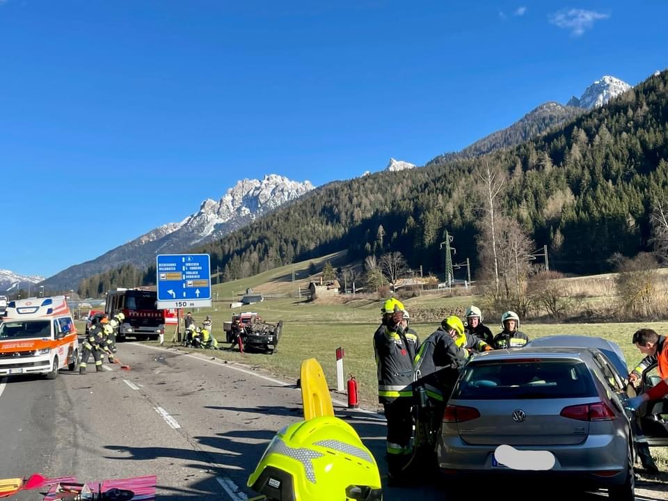 Auto landet auf dem Dach Neue Südtiroler Tageszeitung