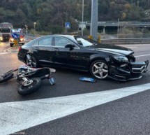 Motorrad kracht gegen Pkw