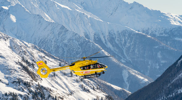 Skifahrer prallt gegen Masten