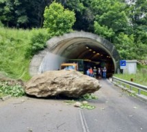 Felsblock verlegt Straße