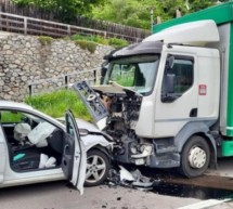 Pkw kracht gegen Viehtransporter