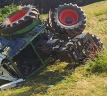 Traktor überschlägt sich