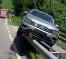 Pkw landet auf Leitplanke