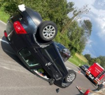 Auto landet auf dem Dach