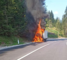 Kleinlaster in Flammen