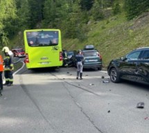 Bus kracht gegen 6 Autos