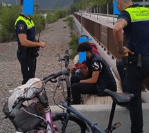 Dealer auf dem Fahrrad