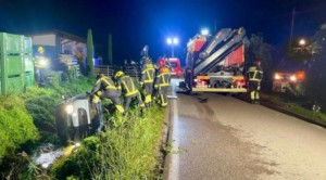 Pkw landet im Wassergraben