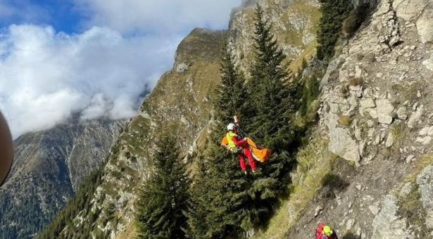 Frau stürzt 30 Meter ab