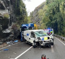 Transporter kracht gegen Lkw