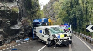 Transporter kracht gegen Lkw