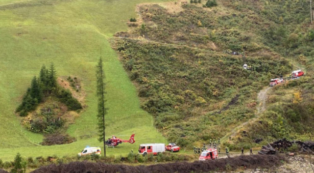 Pkw stürzt 100 Meter in die Tiefe