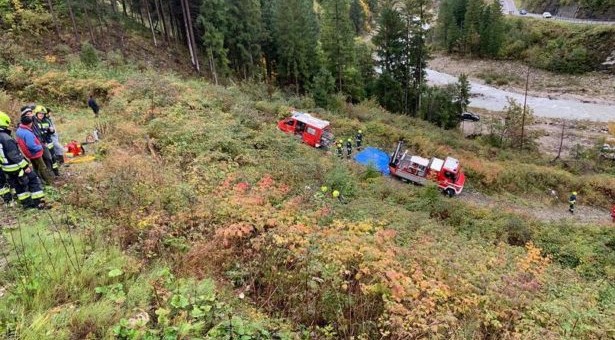 Pkw stürzt 100 Meter in die Tiefe