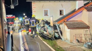 Auto kracht gegen Haus