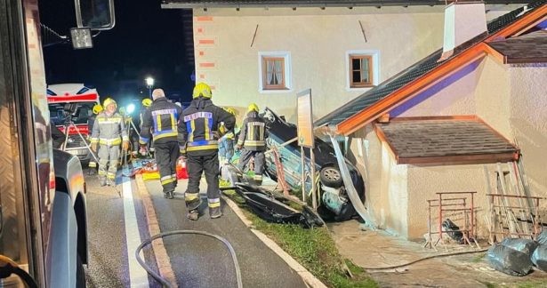 Auto kracht gegen Haus