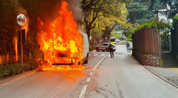 Lieferwagen in Flammen