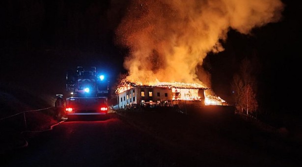 Hof steht in Flammen