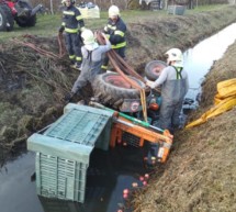 Traktor im Wassergraben