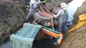 Traktor im Wassergraben