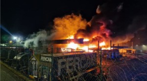 Lagerhalle in Flammen