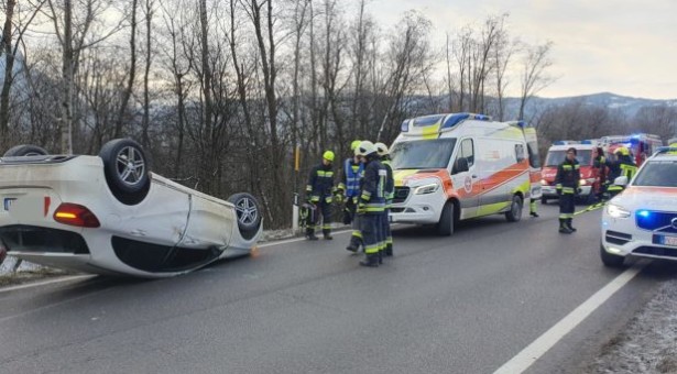 Pkw landet auf dem Dach