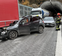 Pkw fährt auf Lkw auf