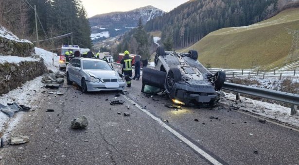 Auto landet auf dem Dach