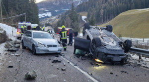 Auto landet auf dem Dach