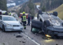 Auto landet auf dem Dach