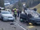 Auto landet auf dem Dach