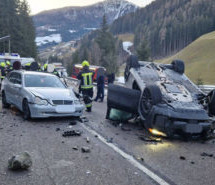 Auto landet auf dem Dach