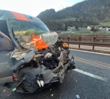 Kleinbus fährt auf Lkw auf