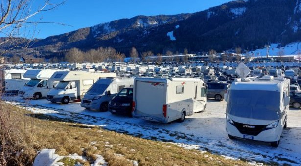 Camper im Schnee