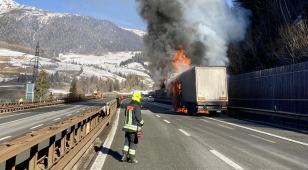 Lkw in Vollbrand