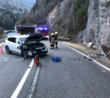 Pkw prallt gegen Felsen