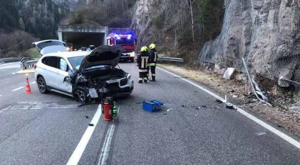 Pkw prallt gegen Felsen