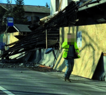 Dach stürzt auf Straße