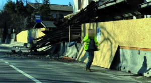 Dach stürzt auf Straße