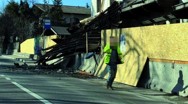 Dach stürzt auf Straße