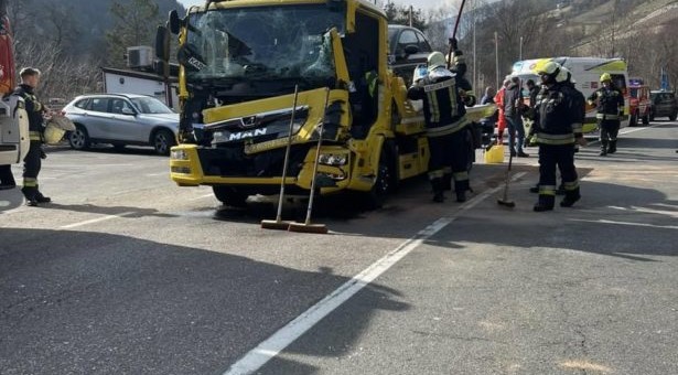 Laster fährt auf Lkw auf