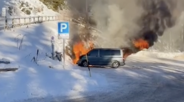 Fahrzeug in Flammen