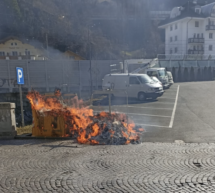 Müllcontainer in Flammen