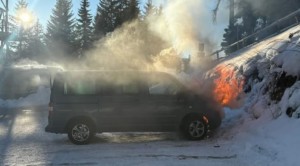 Fahrzeug in Flammen