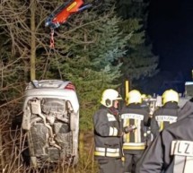 Auto landet im Graben