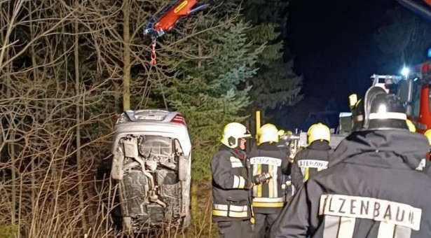 Auto landet im Graben