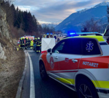 Pkw prallt gegen Felsen