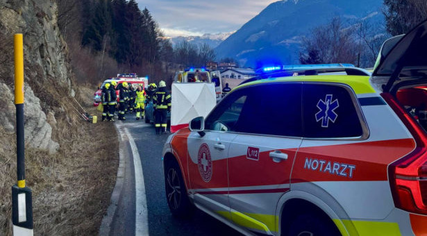 Pkw prallt gegen Felsen