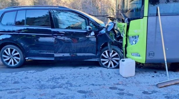 Pkw kracht gegen Bus