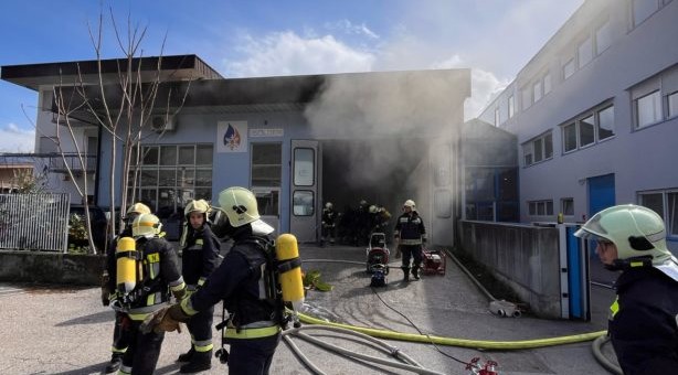 Brand in Lagerhalle