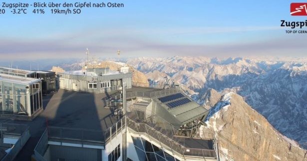 Rauch zieht über Zugspitze hinweg